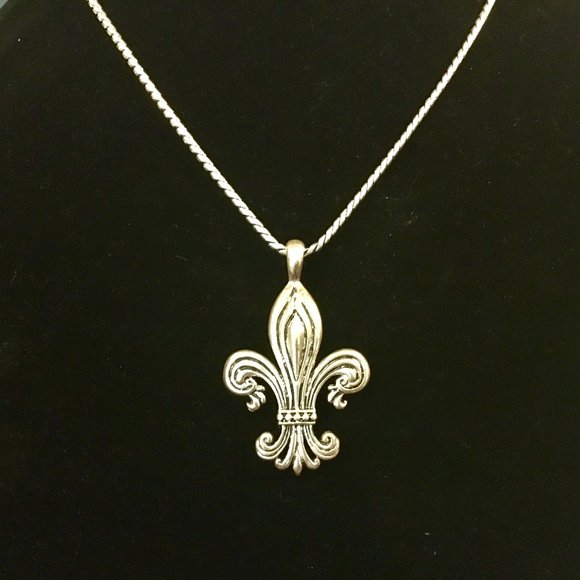 Vintage Retro Fleur de Lis Pendant and Necklace - Picture 11 of 12